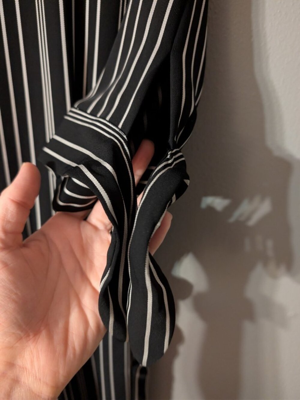 Calvin Klein Striped Wide Leg Jumpsuit Size 10 Black White Tie Sleeve CD9E25J1 - Picture 5 of 12